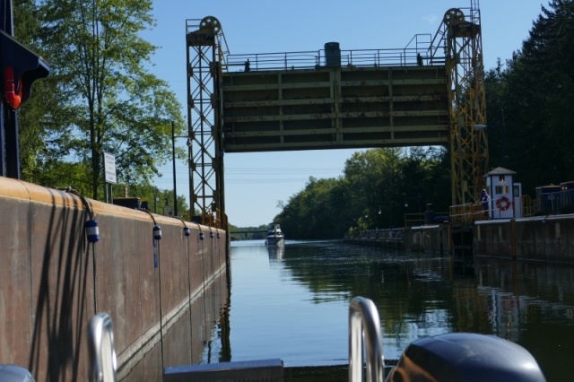 waiting for a lock buddy, which is considered polite.  Move to the most forward rope in case they too want to hold ropes on your side