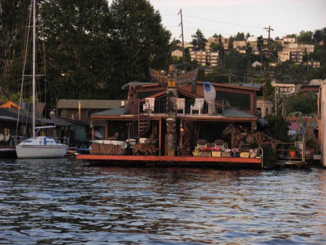 House Boat w/Totem pole 