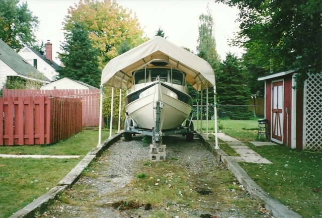 *Drifter's* new home for the winter.Tight fit,radar dome just clears the top.This shelter has sides/back and front,there is also a complete cover for the boat.She will be warm/dry and safe untill next Spring.0ct.17/09 