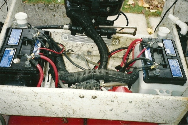 Battery wires/cables after Fuse Box installation, looks better..some battery wires/cables connections i removed completly,like the bait tank and the portable bilge pump which i no-longer use. 