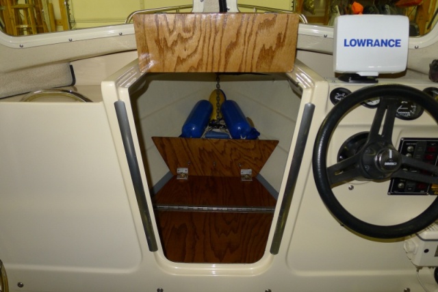 8
Cuddy fold-up dry floor & windlass locker