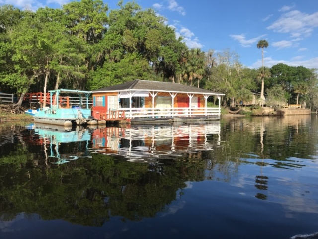 Floating house along the southern St. John\'s River