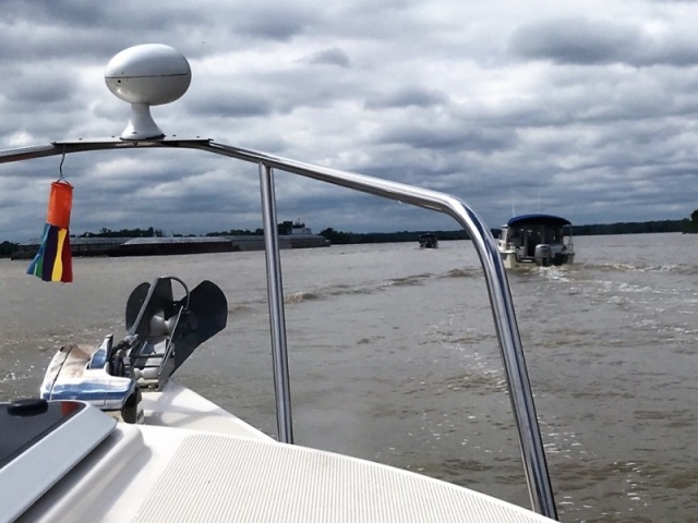 Meeting Mississippi barge traffic