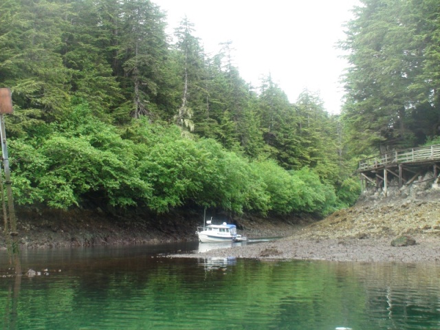 The Hunkydory entering the Elfin Cove inner harbor