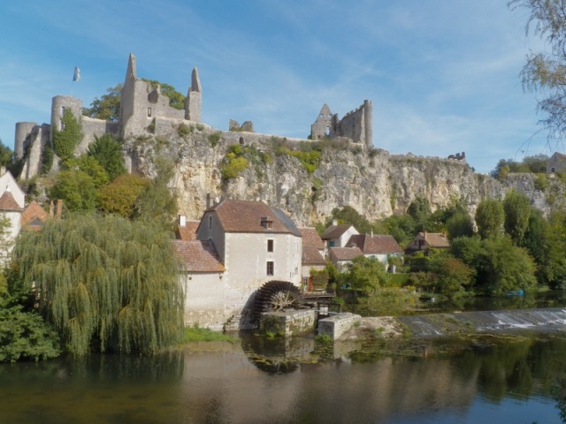 A mill, a castle, and a river that runs to Bordeaux.  What more could you need in 1356?