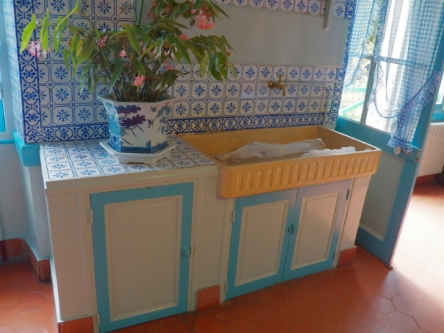 I wasn't too surprised to see the color scheme in Monet's kitchen.
