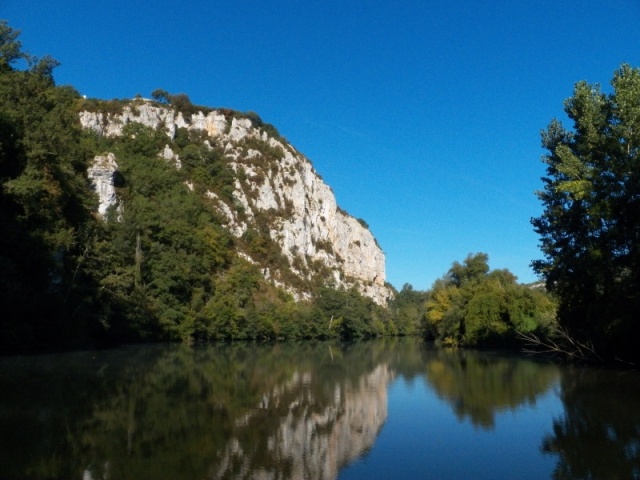 At the upper reaches of the river, there were almost always limestone cliffs on one side.