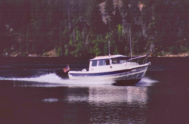 Lake Chelan 05. Doing her best.