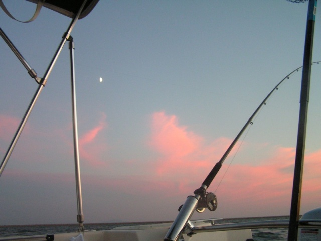 Trolling @ Sunset... What could be better, calm seas, pink clouds and mister moon!