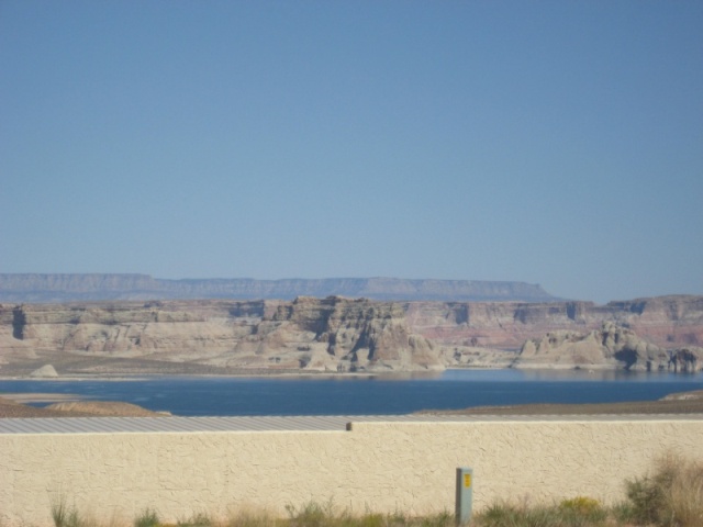 first glimps of lake Powell from the gas station parking lot near Wawheap