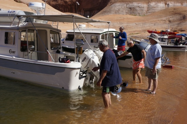 Anchoring stern to the bank with help