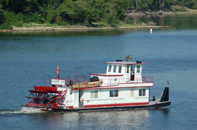 (Minnie Swann)Home design and built paddelwheel pushboat