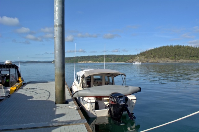 The kayak fits across the transom well enough, I dont bother putting it on the roof rack anymore.