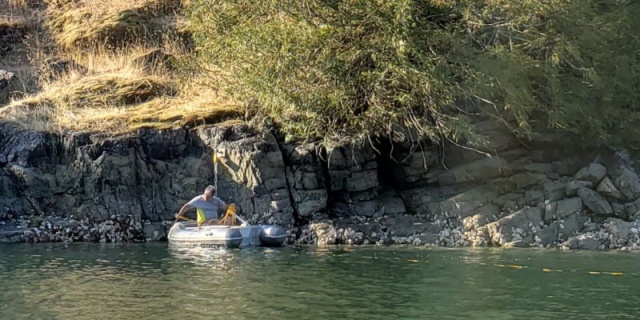 Stern tying in Roscoe Bay