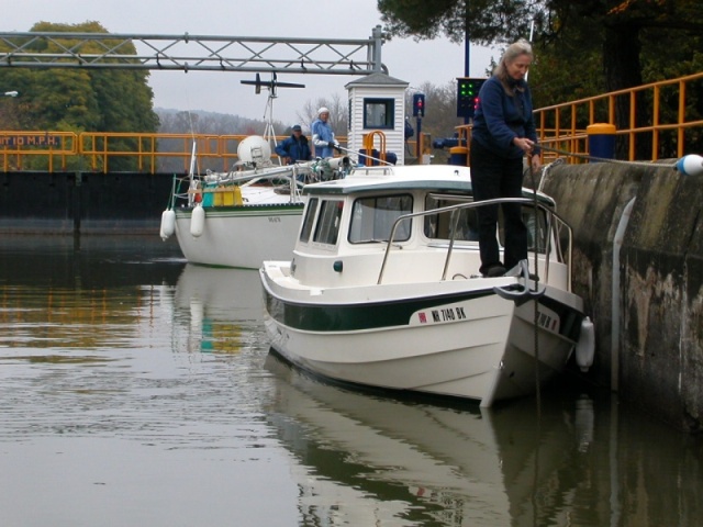 Pam holding tight in Champlain Canal lock.