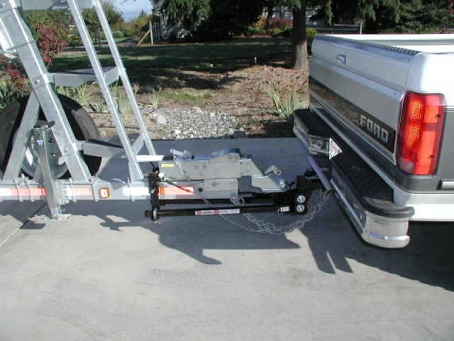 10,000# Equal-I-Zer hitch. Eliminated sway in 50-60 mph range as advertised.