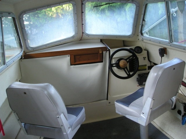 C-Dory Bulkhead with curtain 002