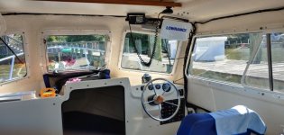 c dory 25 interior.jpg
