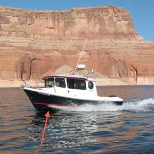 Arrow pointing to what I called "Side wake" (on another boat, not mine), but for which I don't know the real term.