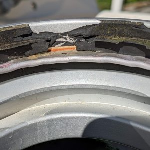 Bomar foredeck hatch lens rebedding: No shelf! There\'s no ledge for the lens to sit on to keep it at the proper height