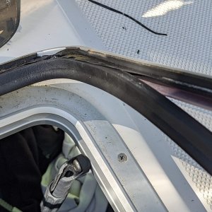 Bomar foredeck hatch lens rebedding: I guess this soft gasket material is the shelf?