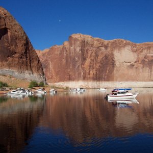 Boats on the beach at Explorer Canyon getting ready to headout Monday morning 9-27