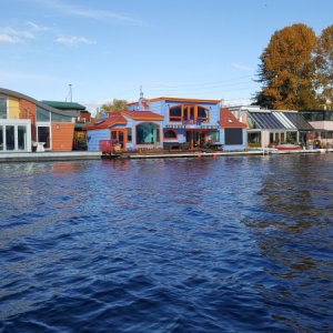 Colorful houseboats-2
