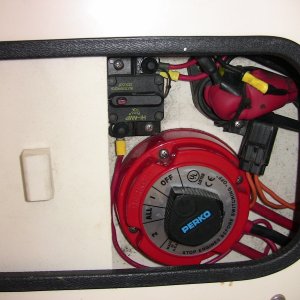 Media 'Battery switch, connectors, fuses' in album 'Battery switch compartment'
