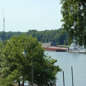 Media 'The upbound tow presses against the bank and lets the downbound tow with the right of way squeeze by.' in album 'BOAT PARADE July 4,2003'