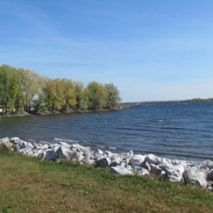 Looking north from the riverside park the free boat ramp is just on the other side of those trees