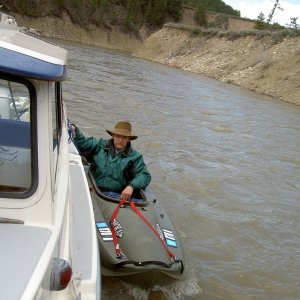 docking Mokai with Hunkydory on river while anchored