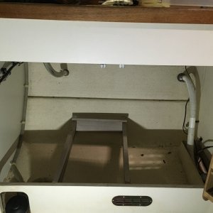 01 there was a plastic drawer thing in the middle on those rails
