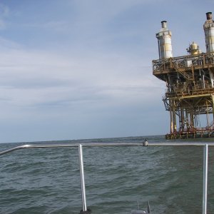 Full view of rig. Those spots in the distance are all huge cargo/tanker ships.