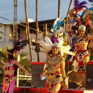 Dancing girls on floats, it must be Carnaval time in La Paz!