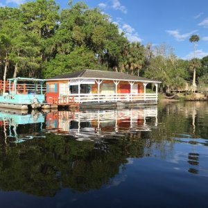 Floating house along the southern St. John\'s River