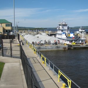 Tow barge locking up