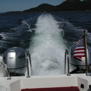 No spray on these engines.  24 kt. cruise.