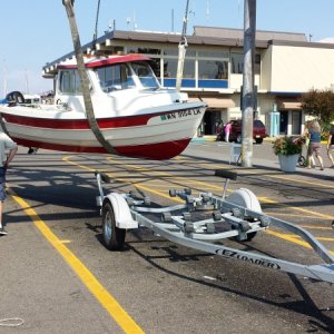 082414 Edmonds - Putting the c-dory back on the trailer.