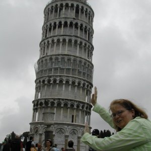 Media 'JoyceHoldingUpLeaningTower' in album 'JoyceInFrontOfDuomoMilan'