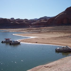 Sun 4/21 C-Swell and Voyager left Amy Jo Sunday morning with Amy Jo continuing south and Voyager and C-Swell went north. Voyager and C-Swell made it as far south as Mountain Sheep Canyon just before Dangling Rope Marina.