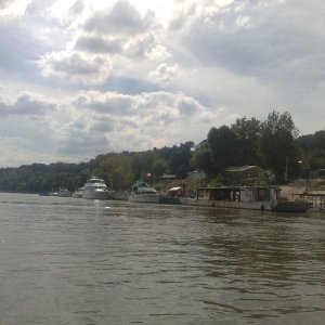 Hoppies marina.  The last gas for the next 240 miles.  This is a classic place.  Fern's chart briefing for the coming descent of the Mississippi is priceless