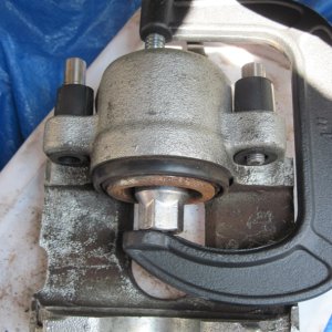 C-clamp on piston