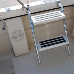 Portable cockpit step ladder. Mounts also on starboard side forward of fuel fill system access port. Ladder stores in 'V-berth' area.
