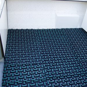 (CatyMae n Steve) Non-skid floor -- rubber mats cut to size.

We THOUGHT it was a good idea until the cleaning part came....we've peeled out all those mats and replaced with dri-deck -- nice, lightweight and easy to clean!