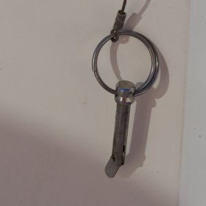 Locking pins on leg mounts