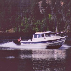 Lake Chelan 05. Doing her best.