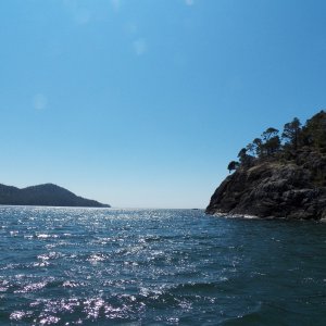 South of Bligh Island, the wind picks up and the swells from the Pacific can be felt at the entrance of Zuciarte Channel.