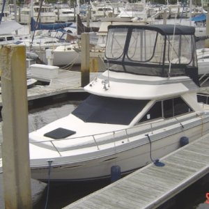 Sea Ray 265 Sedan Sistership at Dock