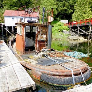 28 Dawsons Landing fixer-upper boat
