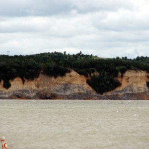 It isn\'t Lake Powell, but there are some pretty bluffs along the lake formed by the Missouri River